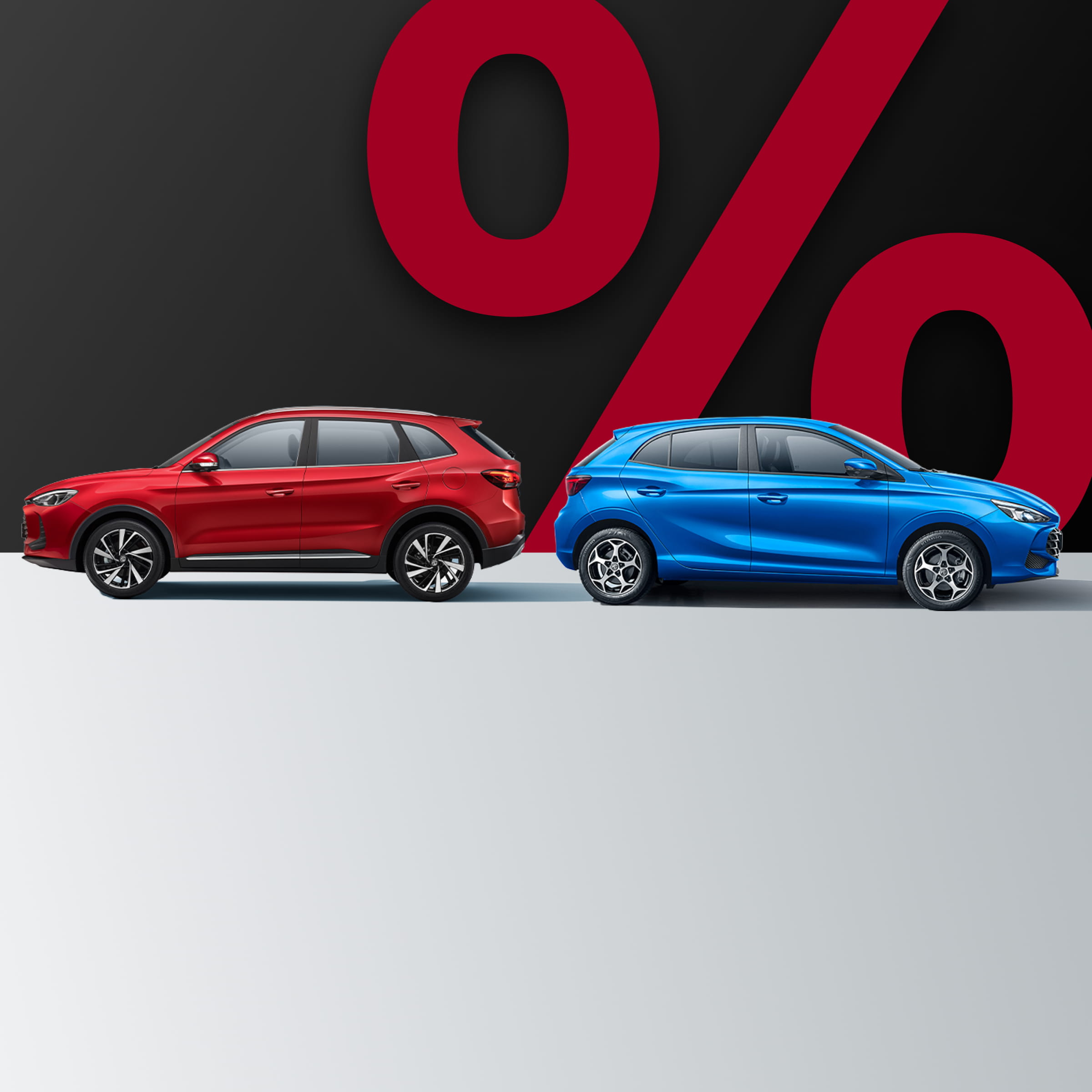 Zwei moderne Autos, eines rot und eines blau, vor einem großen roten Prozentzeichen