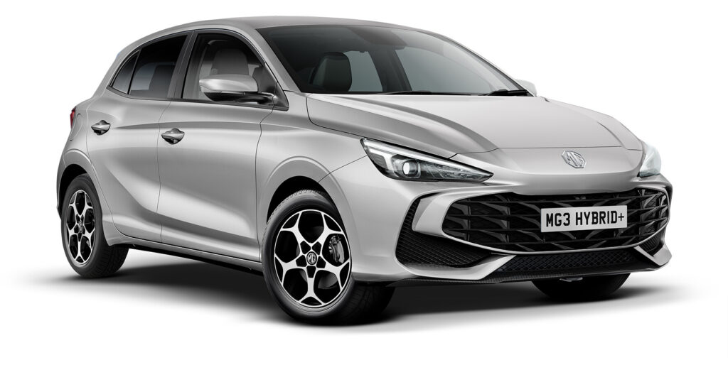 Silberner MG3 Hybrid Hatchback mit modernen Scheinwerfern und schwarzem Kühlergrill